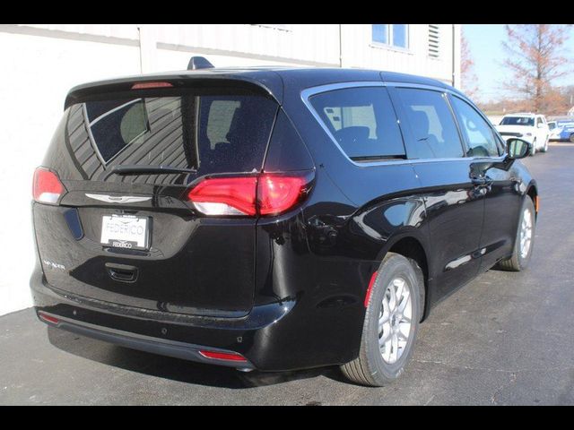 2025 Chrysler Voyager LX