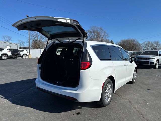 2025 Chrysler Voyager LX