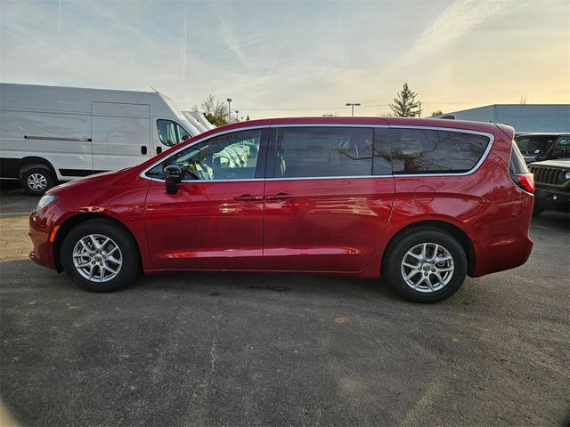 2025 Chrysler Voyager LX