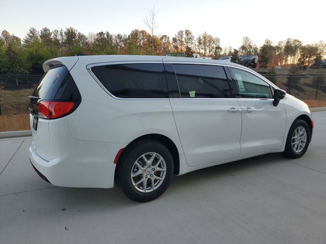 2025 Chrysler Voyager LX