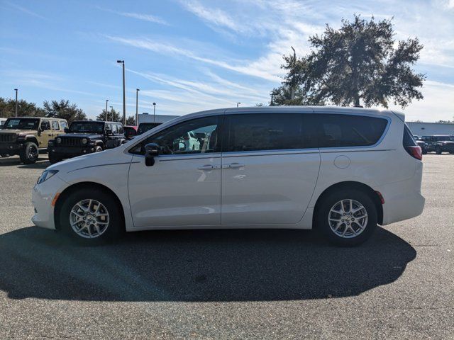 2025 Chrysler Voyager LX