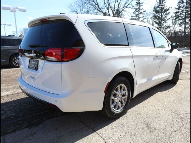 2025 Chrysler Voyager LX