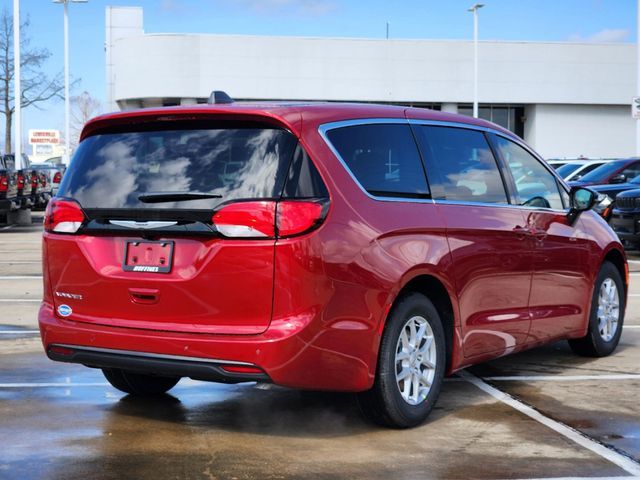 2025 Chrysler Voyager LX