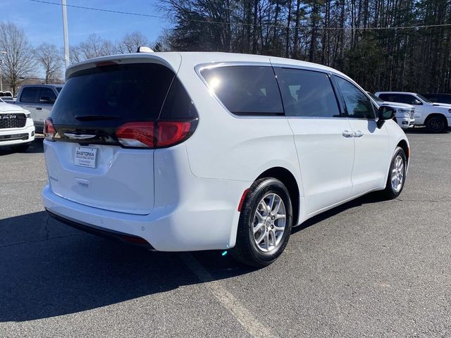 2025 Chrysler Voyager LX