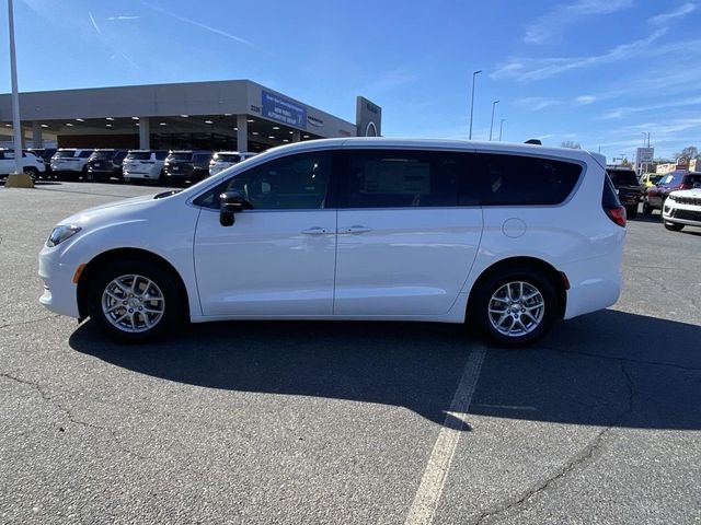 2025 Chrysler Voyager LX