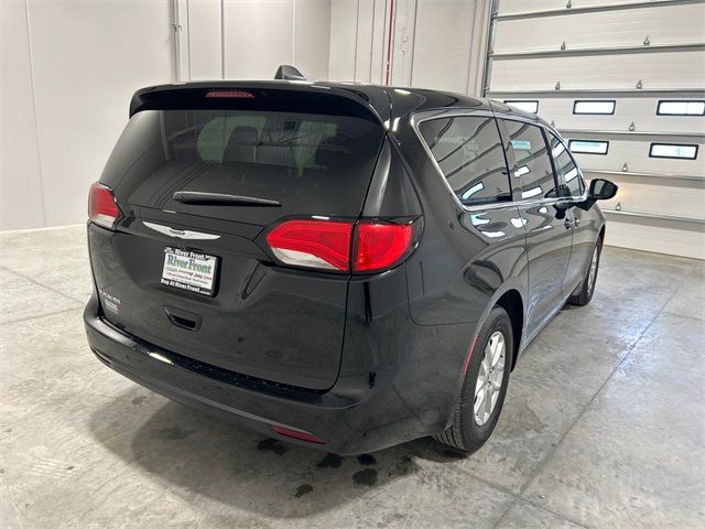 2025 Chrysler Voyager LX