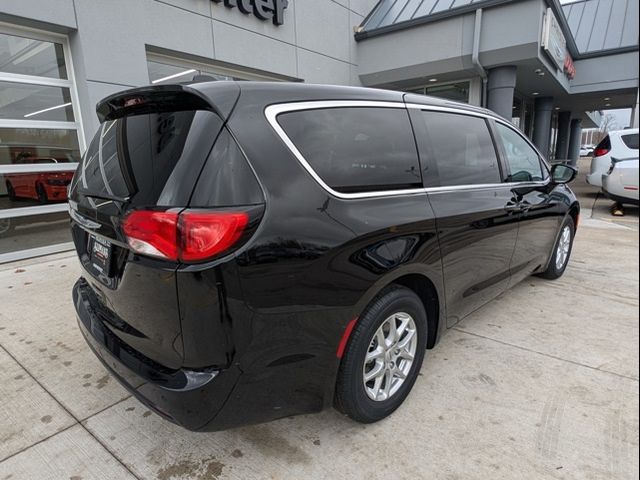 2025 Chrysler Voyager LX