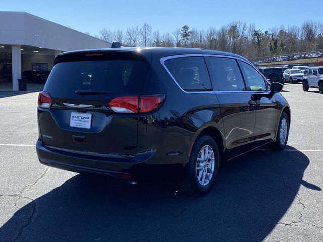 2025 Chrysler Voyager LX