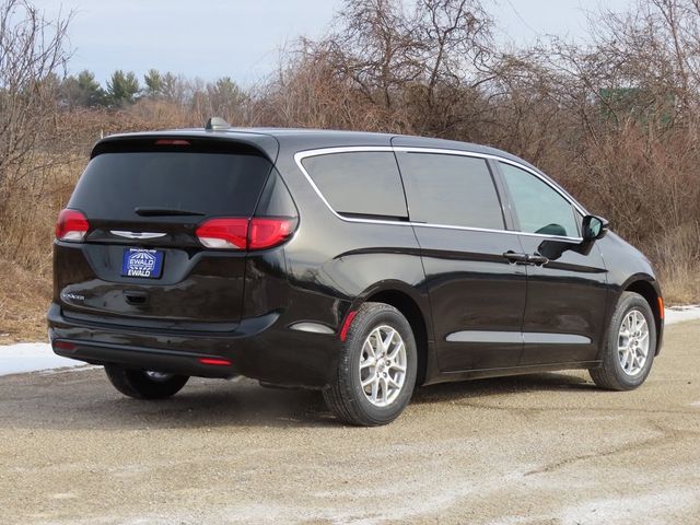 2025 Chrysler Voyager LX