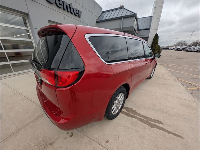 2025 Chrysler Voyager LX