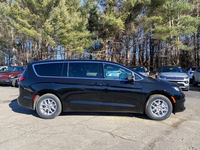 2025 Chrysler Voyager LX