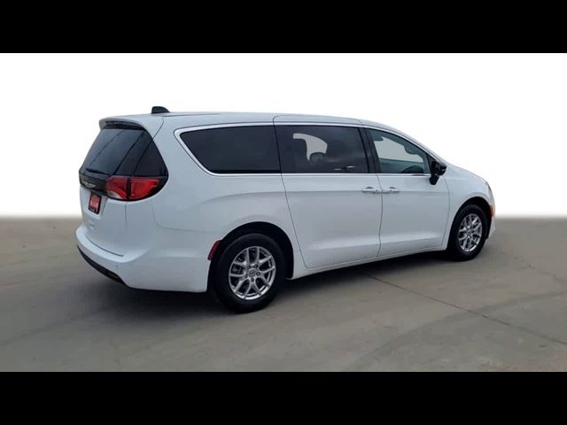 2025 Chrysler Voyager LX
