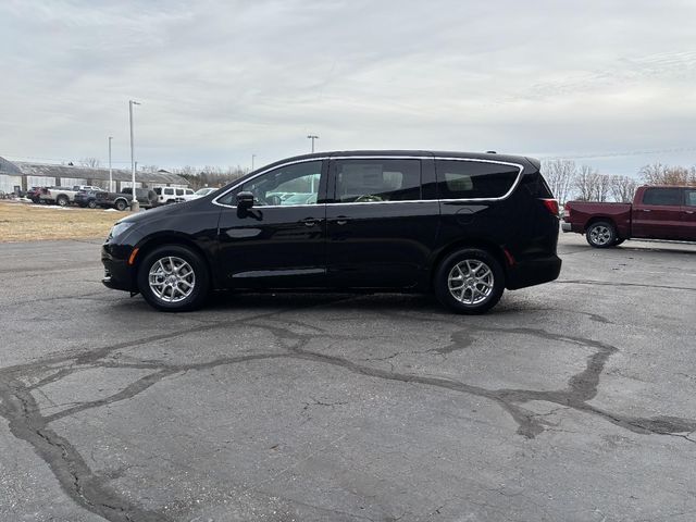 2025 Chrysler Voyager LX