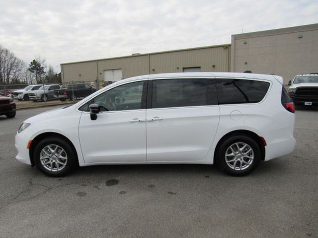 2025 Chrysler Voyager LX