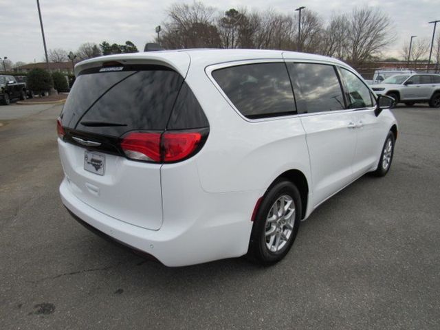 2025 Chrysler Voyager LX