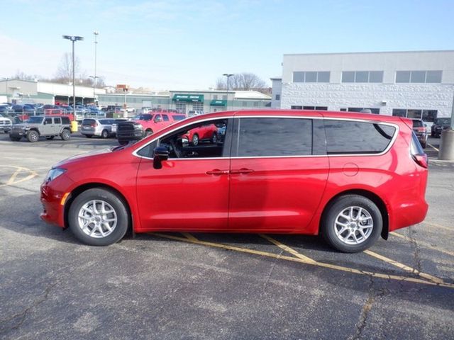 2025 Chrysler Voyager LX