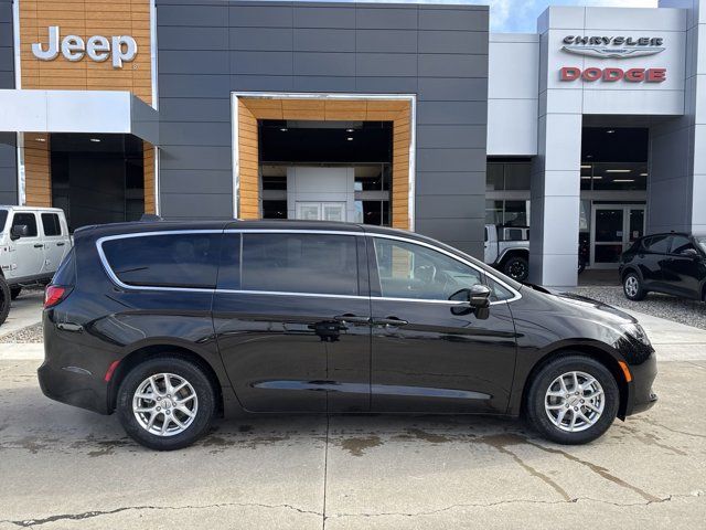 2025 Chrysler Voyager LX