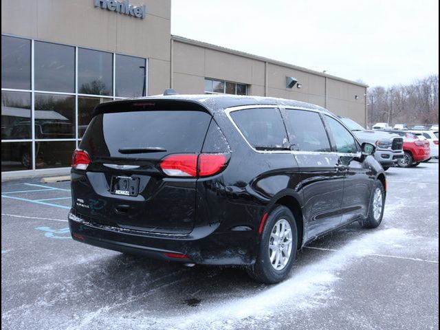 2025 Chrysler Voyager LX