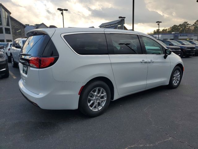 2025 Chrysler Voyager LX