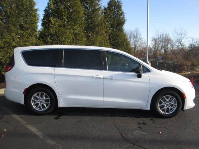 2025 Chrysler Voyager LX