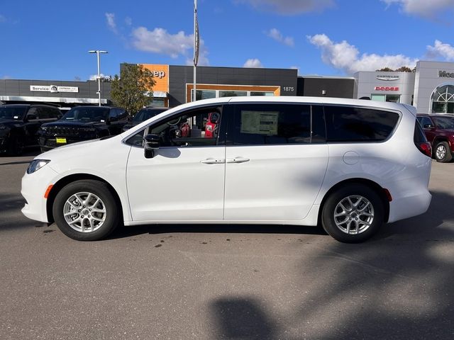 2025 Chrysler Voyager LX