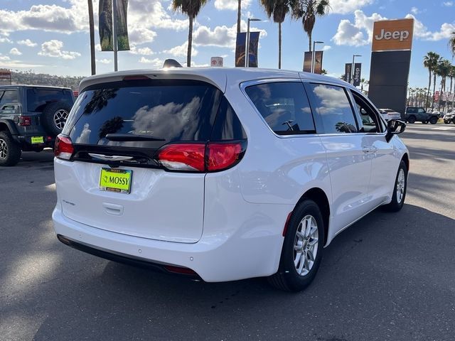 2025 Chrysler Voyager LX