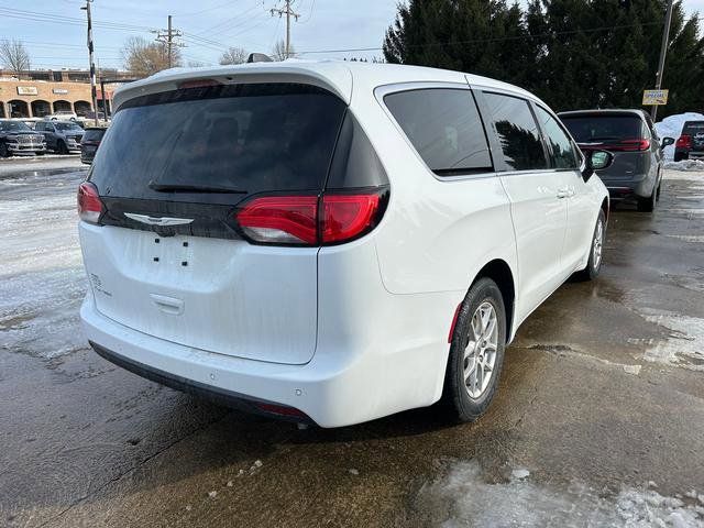 2025 Chrysler Voyager LX