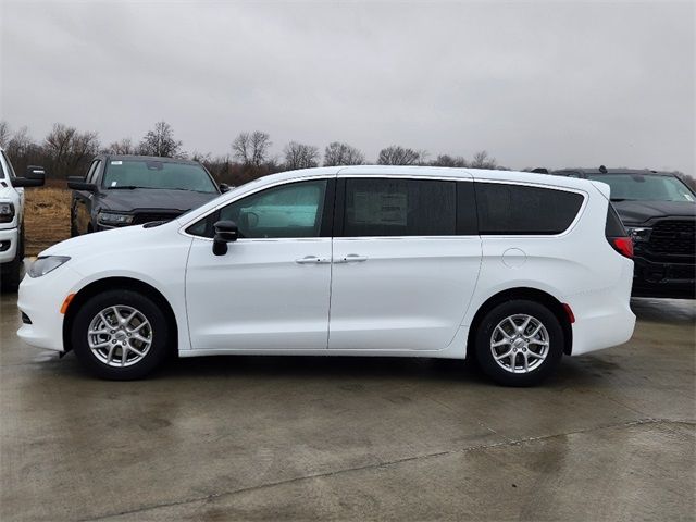 2025 Chrysler Voyager LX