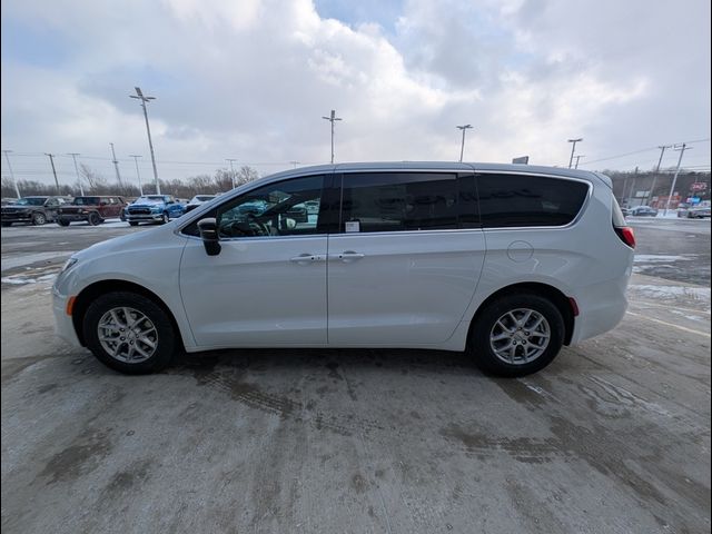 2025 Chrysler Voyager LX