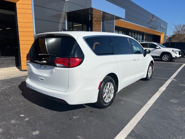 2025 Chrysler Voyager LX