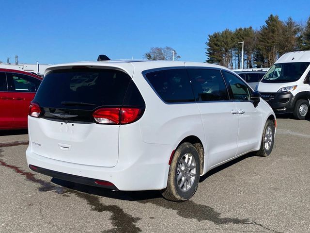 2025 Chrysler Voyager LX