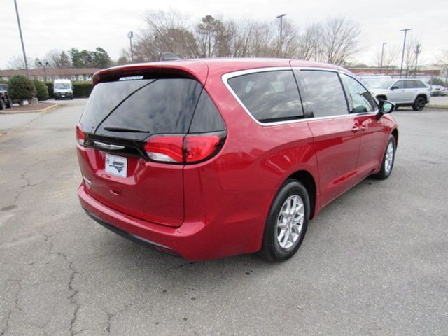 2025 Chrysler Voyager LX