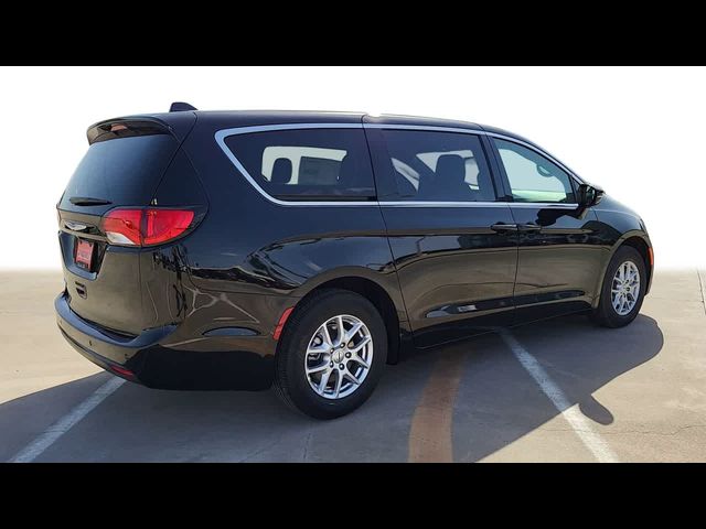2025 Chrysler Voyager LX