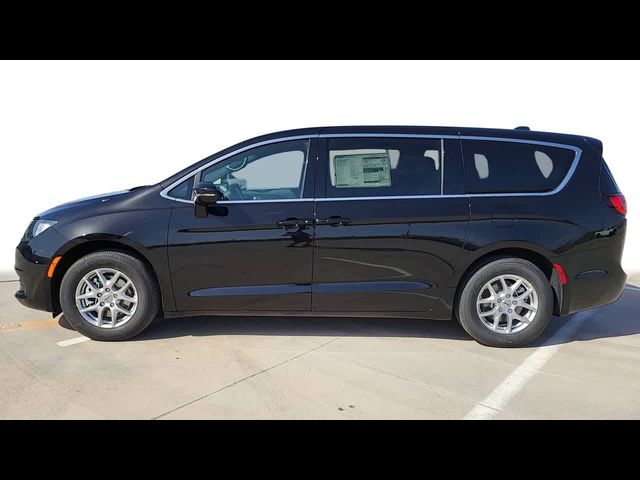 2025 Chrysler Voyager LX