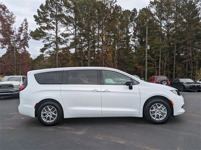 2025 Chrysler Voyager LX