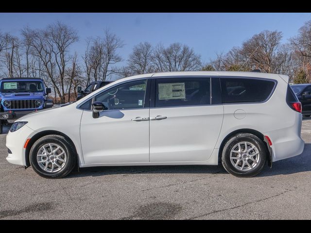 2025 Chrysler Voyager LX