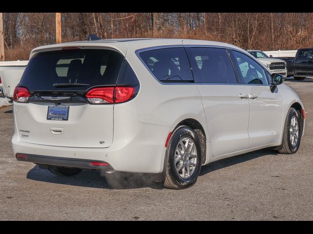 2025 Chrysler Voyager LX