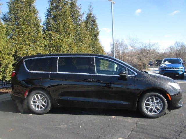 2025 Chrysler Voyager LX