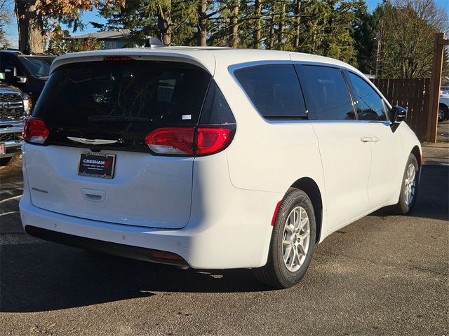 2025 Chrysler Voyager LX