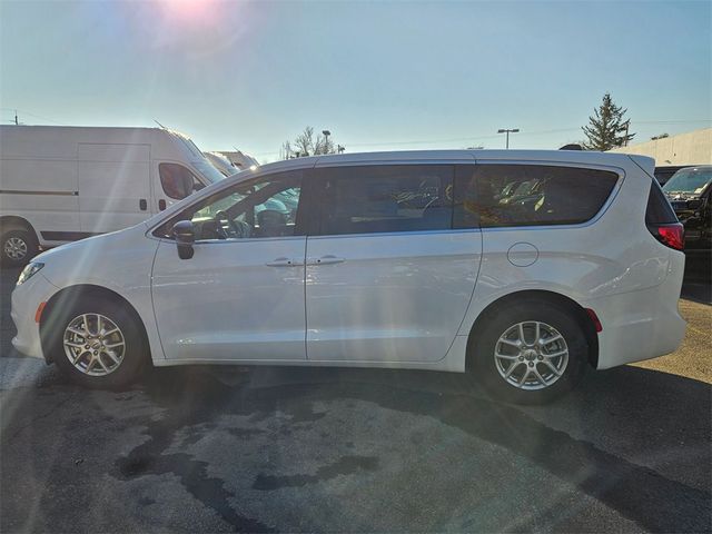 2025 Chrysler Voyager LX