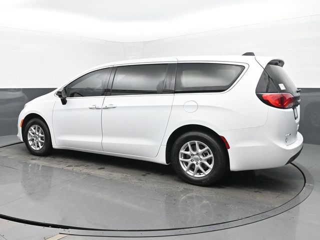 2025 Chrysler Voyager LX