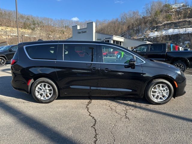 2025 Chrysler Voyager LX