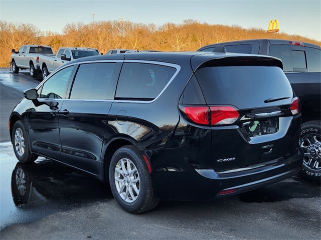 2025 Chrysler Voyager LX