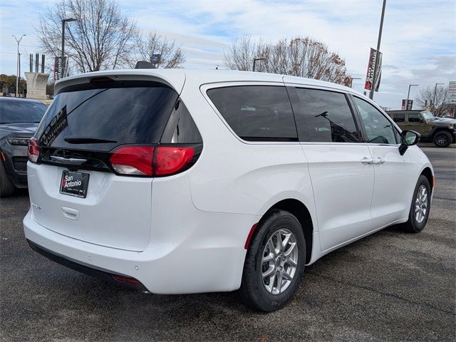 2025 Chrysler Voyager LX