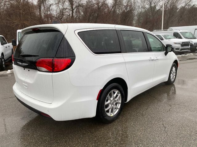 2025 Chrysler Voyager LX