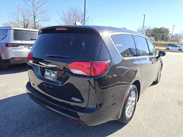 2025 Chrysler Voyager LX