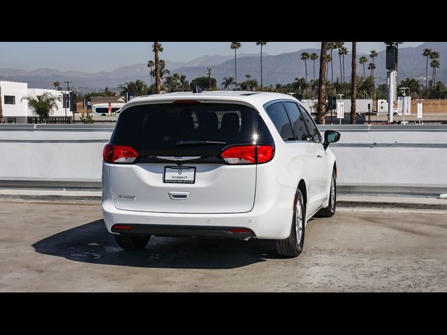 2025 Chrysler Voyager LX