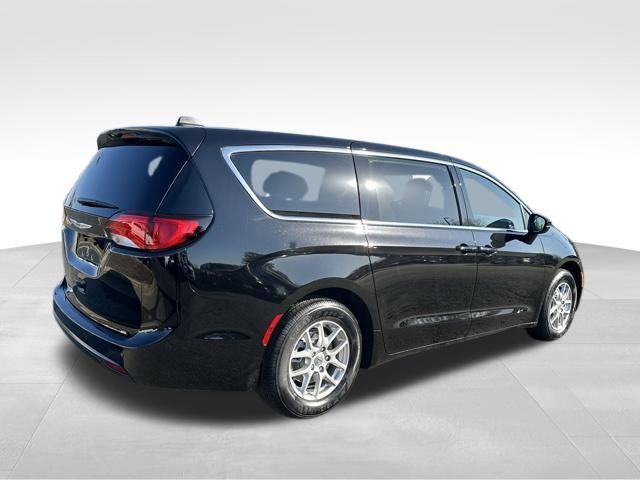 2025 Chrysler Voyager LX