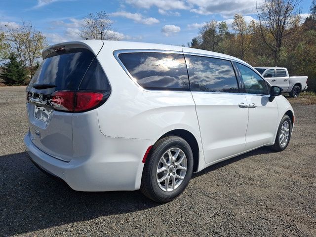 2025 Chrysler Voyager LX