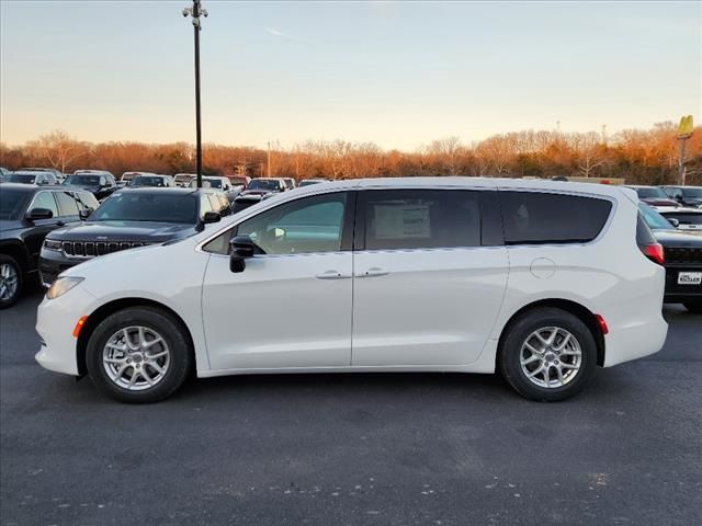 2025 Chrysler Voyager LX